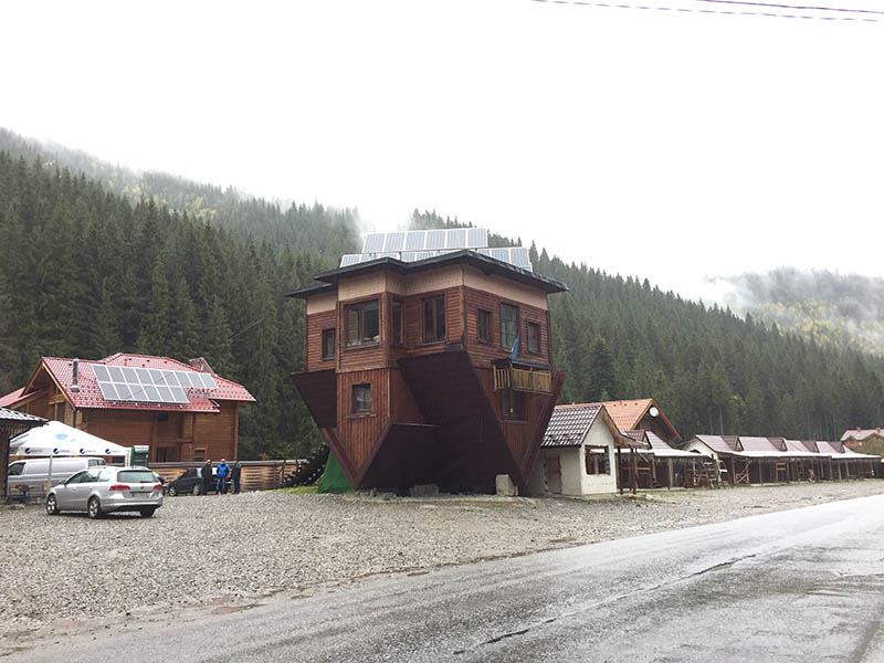 Перевернутий дім, Поляниця