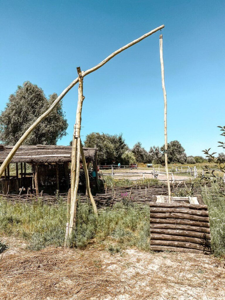 старинный колодец в зеленых хуторах таврии.