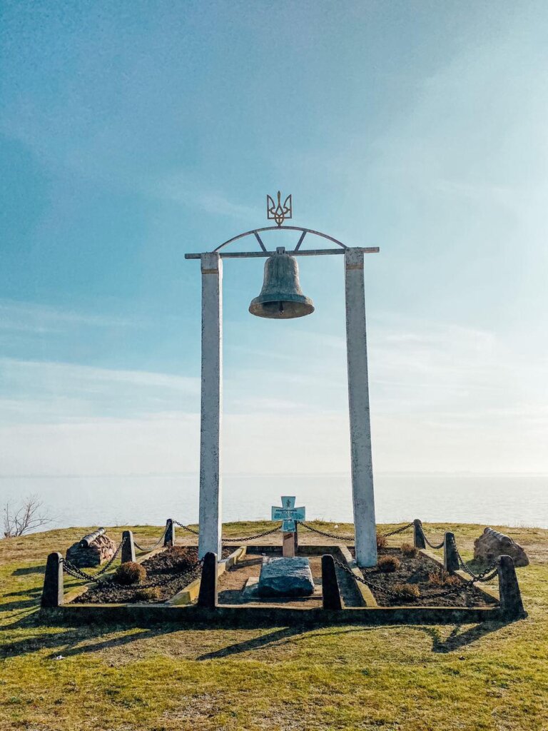 Фортеця Кизи-Кермен хрест і пам'ятний знак.