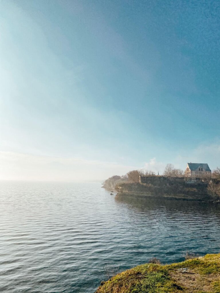 Фортеця Кизи-Кермен вид на каховське море.