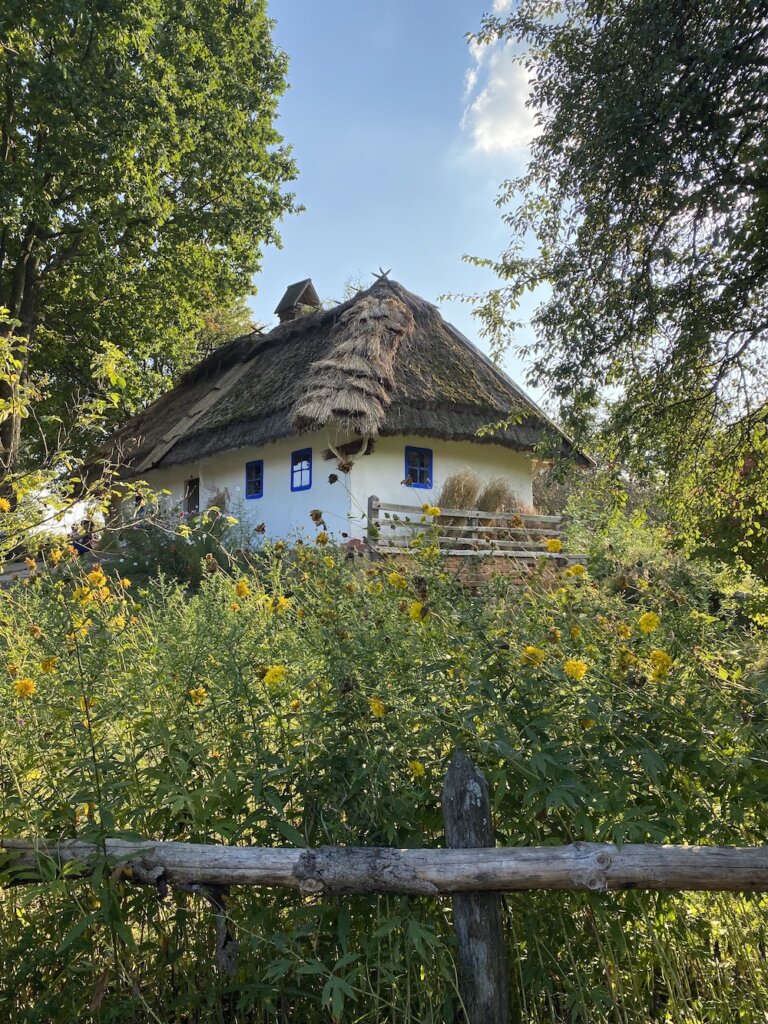 Національний музей народної архітектури та побуту України. Альтернативні назви — «Пирогів», «Музей просто неба в Пирогові»