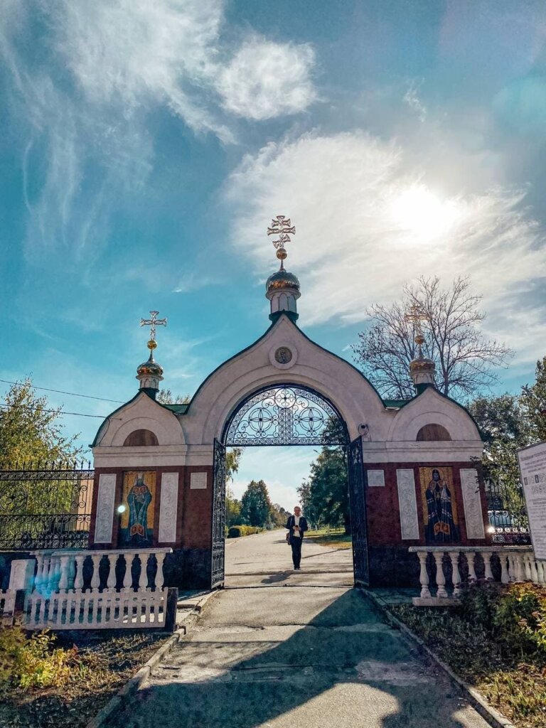 Вхідіні ворота в Свято-Богородичий Ризоположницький чоловічий монастир.