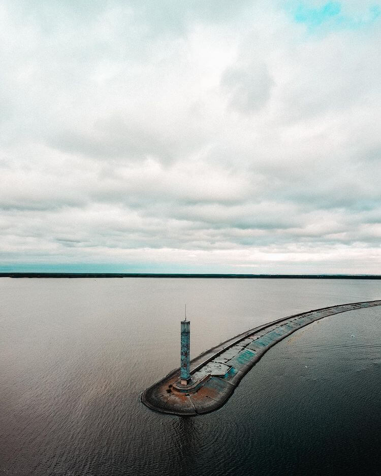 Маяк на косі на Київському морі є однією з візитних карток Вишгорода.