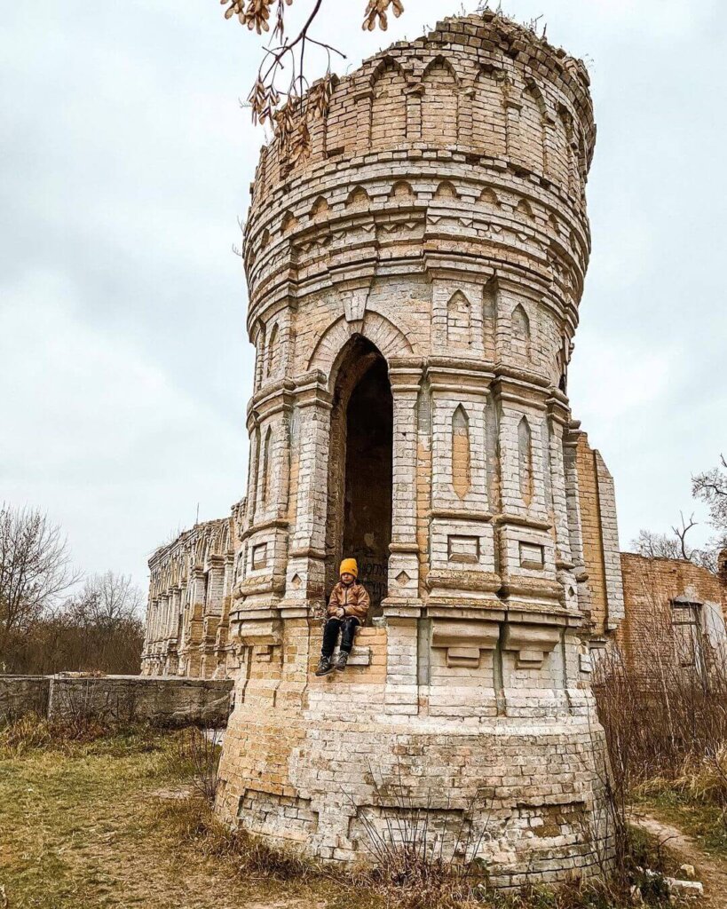 Палац фон-дер Остен-Сакенів — пам'ятка архітектури (офіційно у реєстр не внесена) на межі смт Немішаєве та села Мироцьке, Київська область.