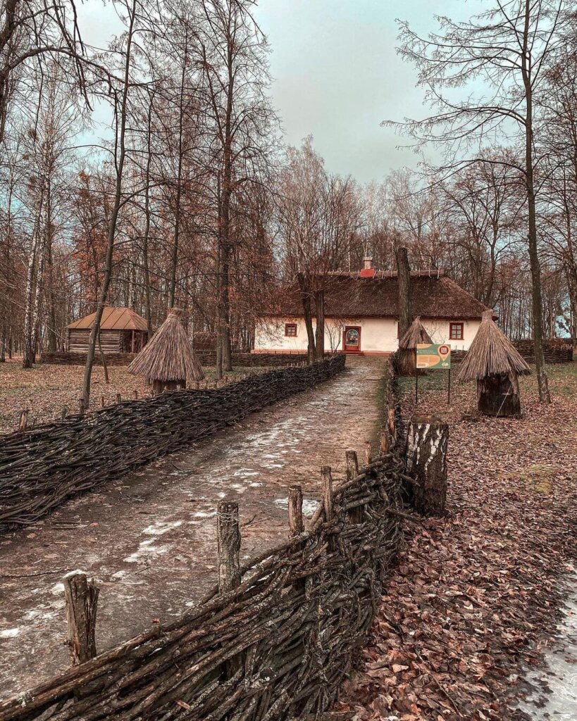 Музей народної архітектури та побуту Середньої Наддніпрянщини – перший в Україні музей просто неба, створення якого почалося в 1964 році.