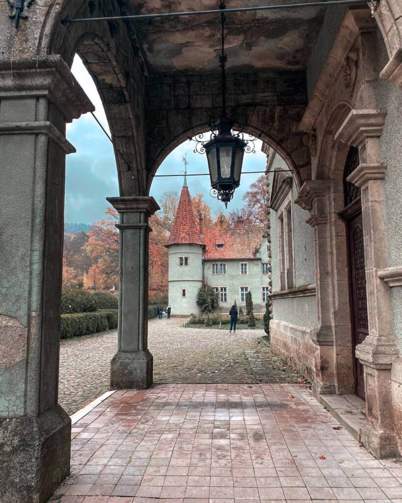 палац графів Шенборнів восени.