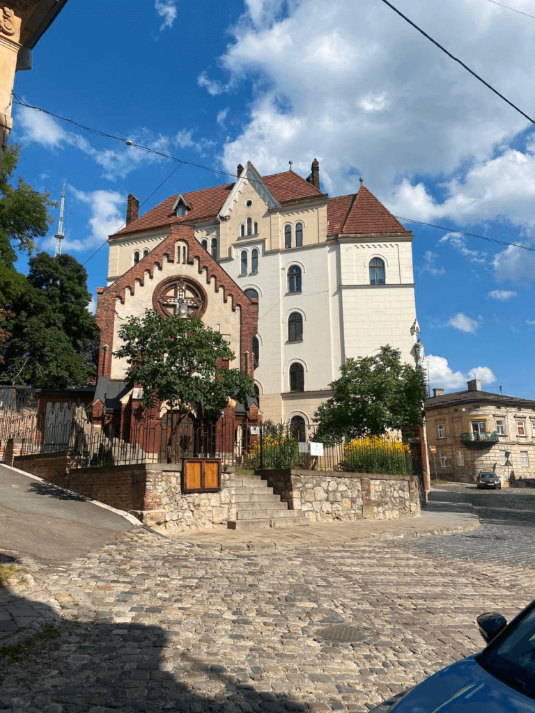На площі Старий Ринок, біля підніжжя Замкової гори, розташований один з найдавніших храмів Львова, пам’ятка архітектури – Костел Св. Івана Хрестителя.