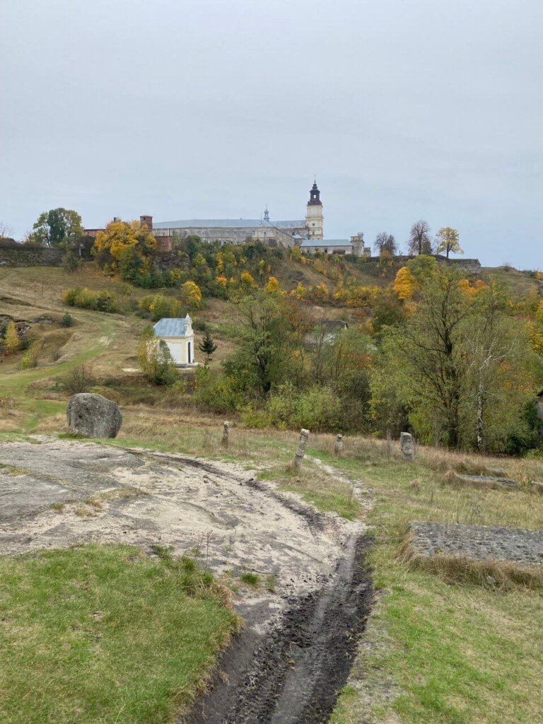 Домініканським монастирем у Підкамені.