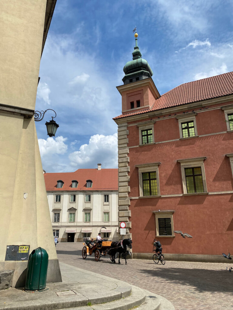 5. Пам'ятник Воскресіння (Warsaw Uprising Monument)