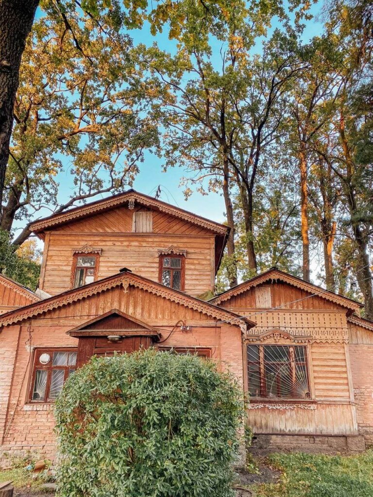 Старі дерев’яні дачі 19 століття у Боярці