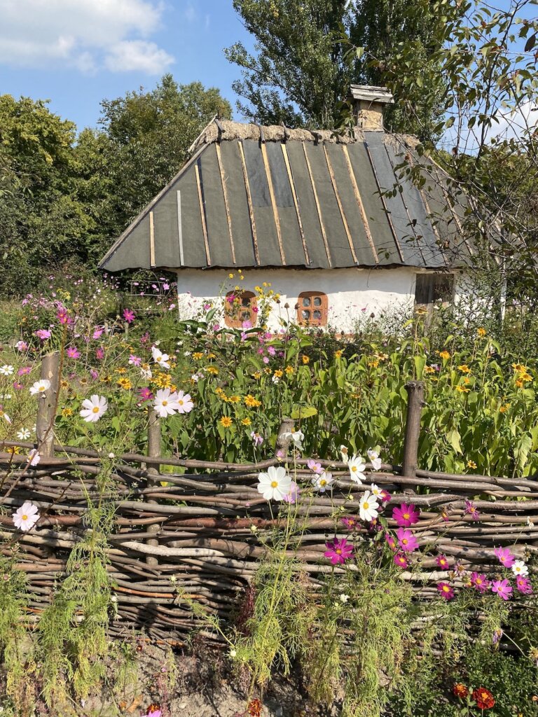 Національний музей народної архітектури та побуту України. Альтернативні назви — «Пирогів», «Музей просто неба в Пирогові»