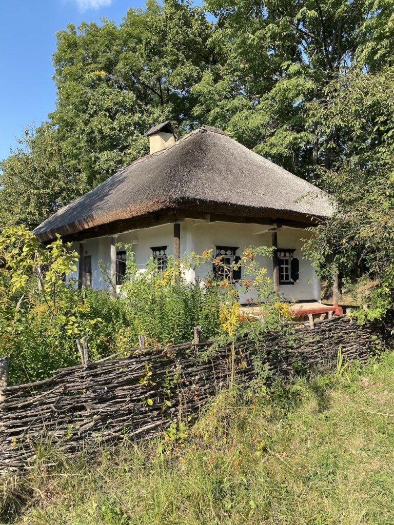 Національний музей народної архітектури та побуту України. Альтернативні назви — «Пирогів», «Музей просто неба в Пирогові»