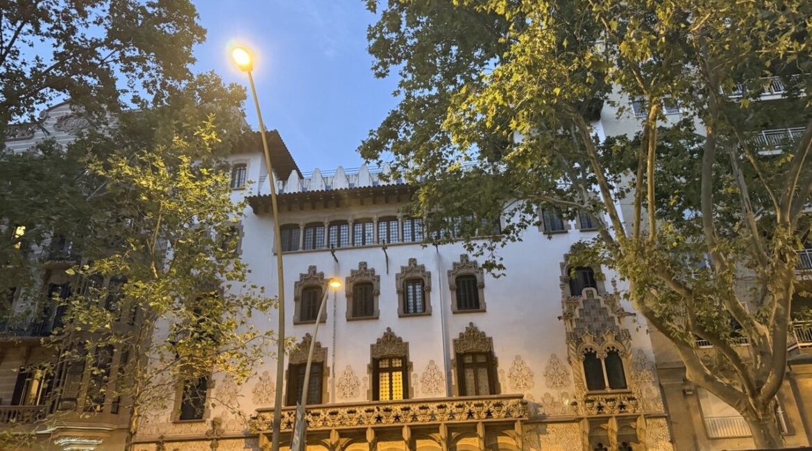 Палац Макая (Palau Macaya): бавовняний магнат, велосипед архітектора і будинок, що пережив три різні життя